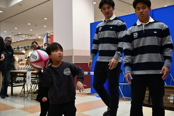 ラグビー体験をする少年