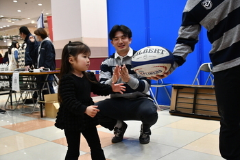 ラグビー体験をする少女