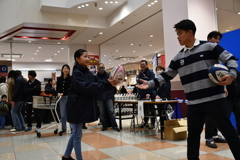 ラグビー体験をする少女2