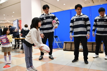 ラグビー体験をする少女