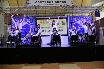 障がい者の主張で車いすダンスを披露する出演者たち