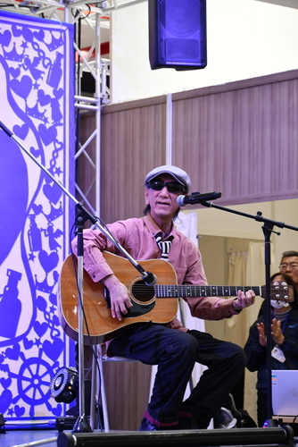 障がい者の主張でギター演奏する出演者