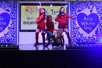 障がい者の主張で車いすダンスを披露する出演者たち