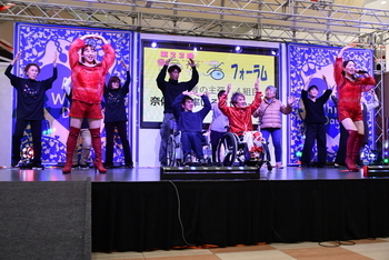 障がい者の主張でダンスを披露する登壇者たち