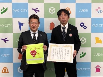 写真：大松市長　ランドセルカバー寄贈にかかる感謝状贈呈式【日本コープ共済生活協同組合連合会様】での様子　3月23日