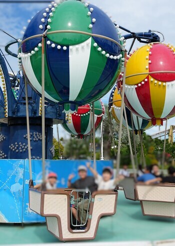 アトラクションに乗っている様子です。