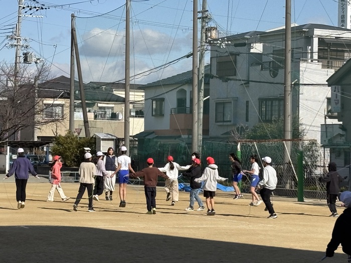 なわとびに取り組んでいる様子です。