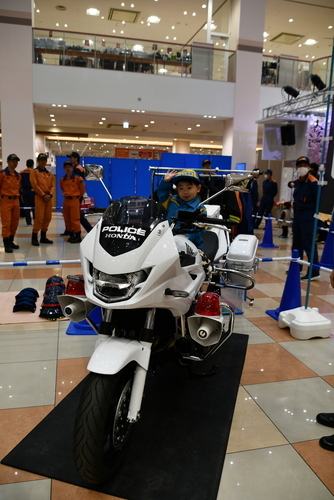 バイクの乗車体験をする少年