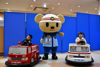 はちきゅうとバッテリーカーに乗り記念撮影するこどもたち