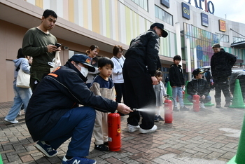 水消火器体験をする少年