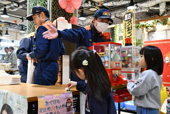 啓発品の配布に並ぶ子供たち