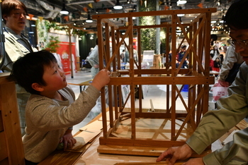 耐震模型を実際に組み立てる男の子