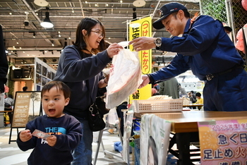 防火・防災に関する啓発品を受け取る親子