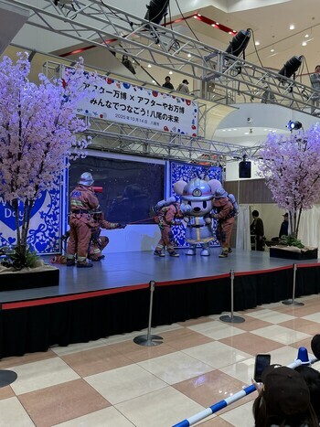 救助隊員に救助されるはちぼう