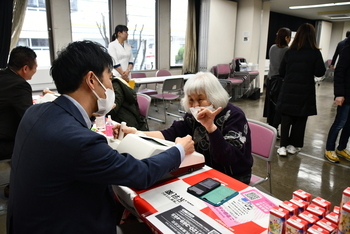 骨密度測定をする女性1