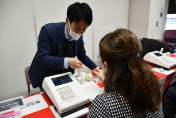 骨密度測定をする女性2