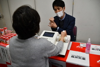 骨密度測定をする女性3