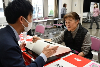 骨密度測定をする女性