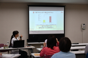 管理栄養士が講義する様子2
