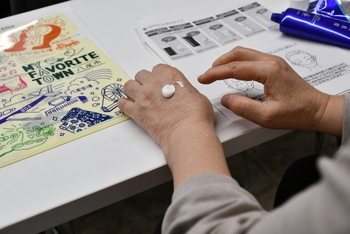 日焼け止めクリームの塗り方を実践する女性