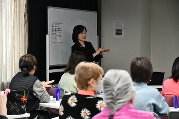 日焼け止めの手の塗り方を実践する女性