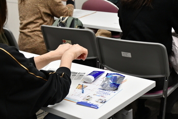 日焼け止めクリームを塗った手と塗っていない手を見比べる女性