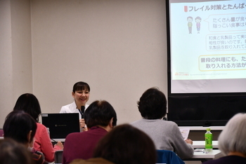 管理栄養士が講師している場面