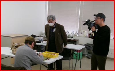 画像：おもちゃの修理の様子1