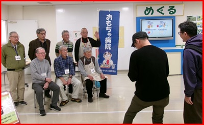 画像：おもちゃドクターによるオープニング撮影の様子1