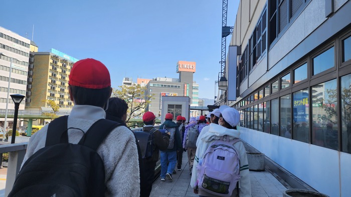 会場に向かう様子の写真