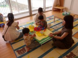 室内で粘土遊びを楽しむ親子の姿