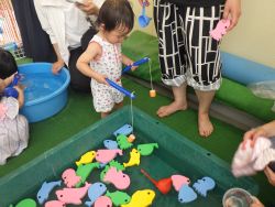 魚釣りの玩具を楽しむ子どもの様子