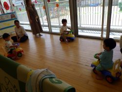 コンビカーに乗って楽しむ子どもたちの姿