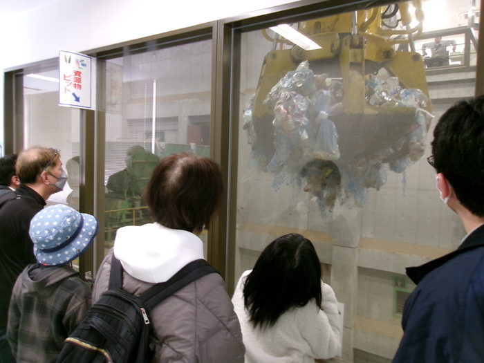 画像：資源物のクレーンが動いているところです