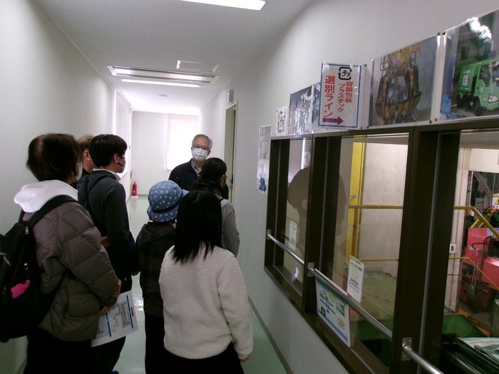 写真：選別レーンを見学している様子