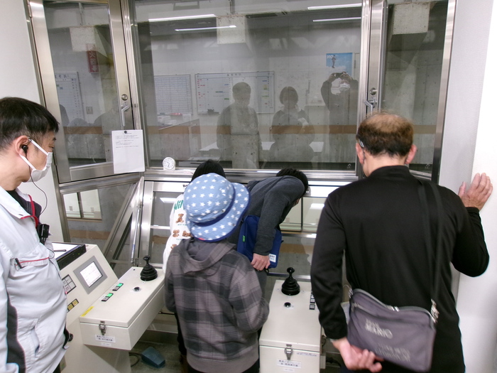 画像：クレーンの操作席を見学しました