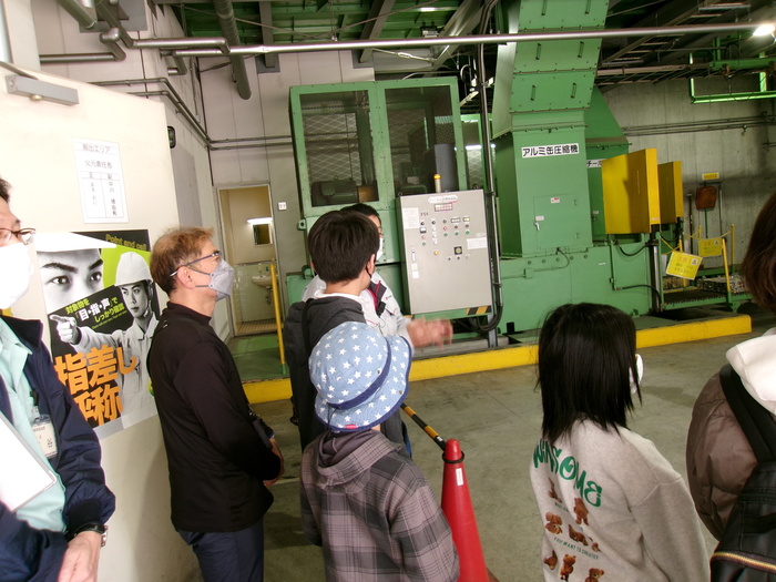 画像：出荷前の資源物や容器包装プラスチックのベール（塊り）を見学しました！