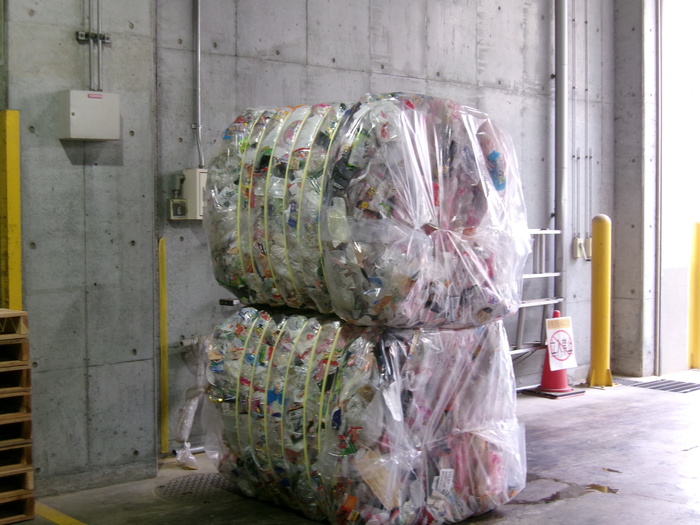 画像：容器包装プラスチックのベール（塊り）