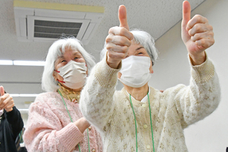 はちきゅうとバッテリーカーに乗り記念撮影するこどもたち