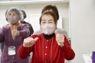 笑顔で動く女性