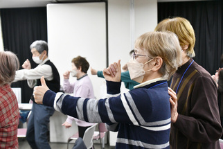 協力して視野の確認をする女性