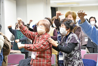 身体を動かして視界の広さを確認する参加者