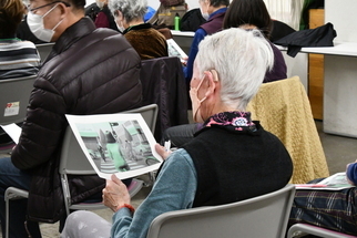 歩道をわたるときに見る場所を考える女性