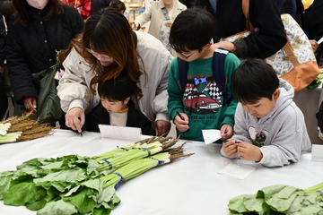 品評会で投票先を選んでいる家族