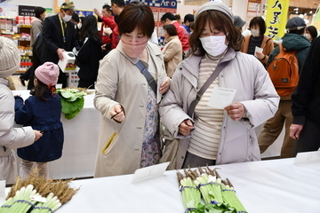 品評会で投票先を選んでいる女性2人