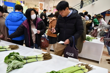 品評会で投票先を選んでいる男女