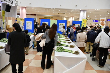 品評会で投票先を選んでいる多くの方々