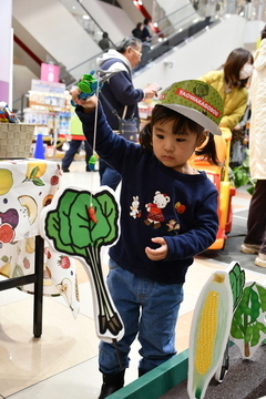 野菜釣りを行う男の子