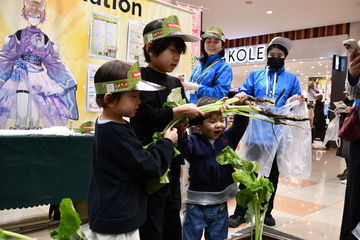 収穫体験をする男の子3人