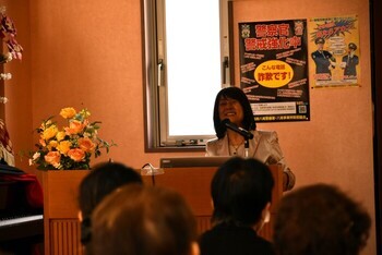 講義中、笑顔の松尾さん